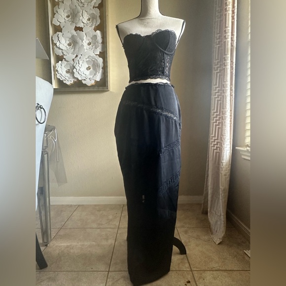 Elegant Black Lace Bustier and matching skirt 2 piece set - Picture 4 of 10